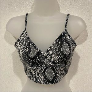 shein snake skin print black & white v neck cropped cami tank top shirt